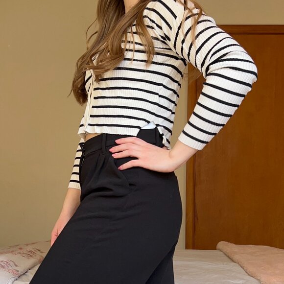 Abercrombie & Fitch Cropped Sweater - Picture 2 of 7